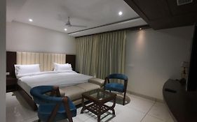 Hotel Bellevue Indore 3*