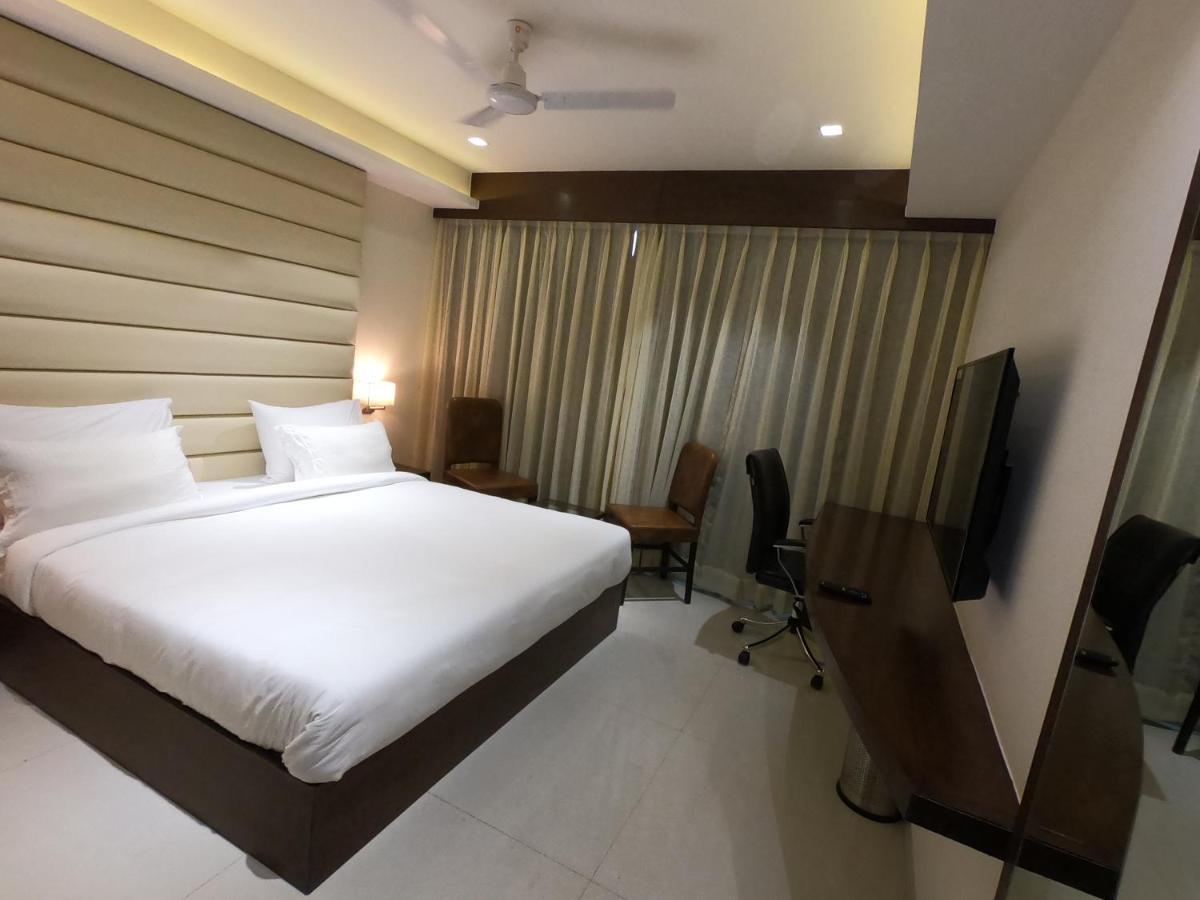 Hotel The Bellevue Indore Exterior photo