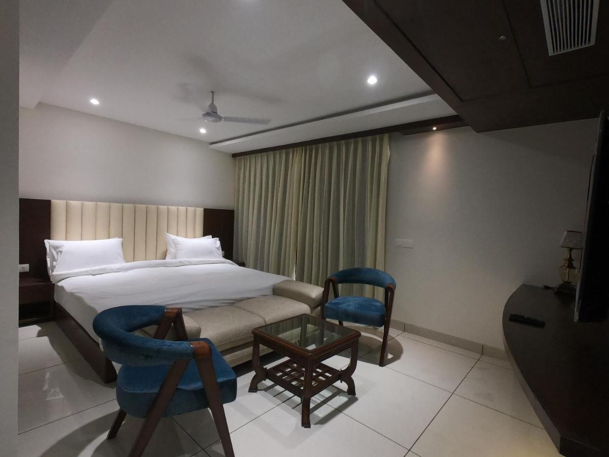 Hotel The Bellevue Indore Exterior photo