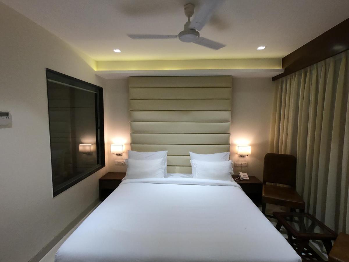 Hotel The Bellevue Indore Exterior photo