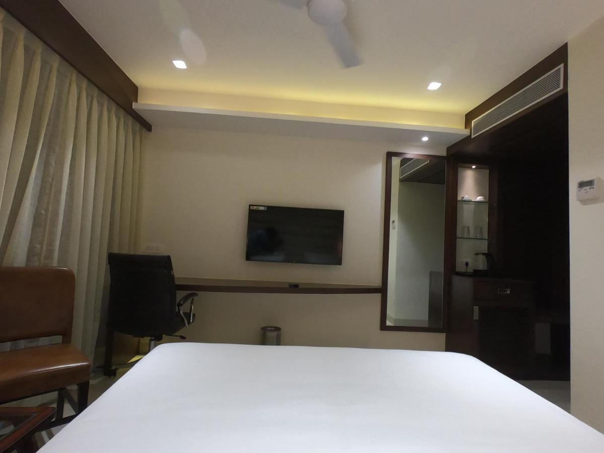 Hotel The Bellevue Indore Exterior photo
